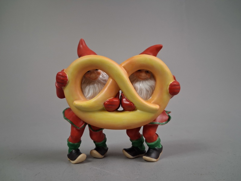 LARS CARLSSON. "Tomtar med kringla", Fyrklövern.