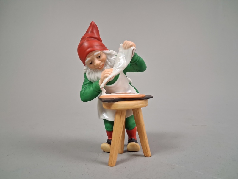 LARS CARLSSON. "Tomte spritsar pepparkaka", Fyrklövern.