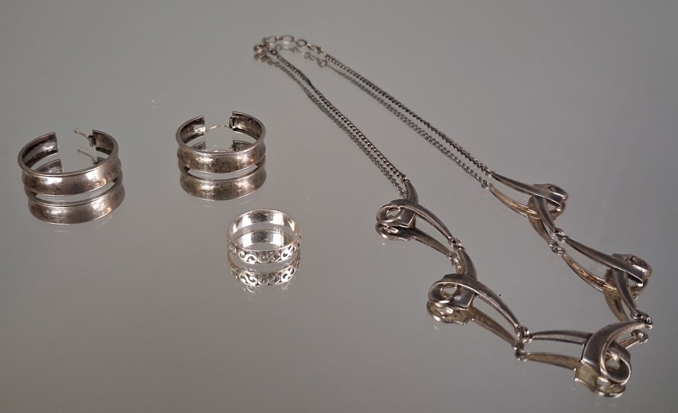 Halsband, Ring & ett par öronhänge, silver, 16,45gram, syratestat.