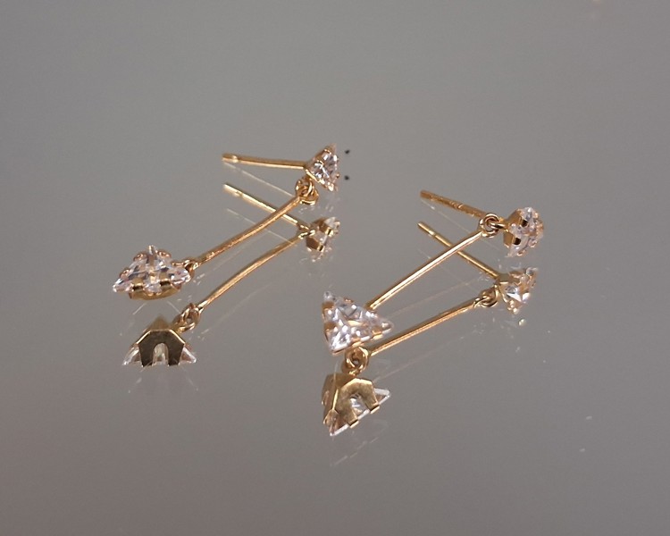 Öronhänge, Ett par, 18K Guld, 1,10gram inkl stenar, syratestat.
