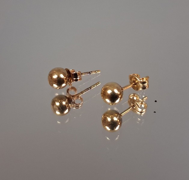 Öronhänge. Ett par, 18K Guld, 0,5 gram, syratestat.