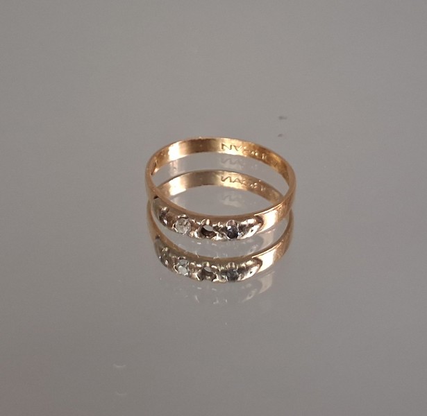 RING, 18K Guld, 1,22gram inkl stenar, syratestat, saknas en sten.