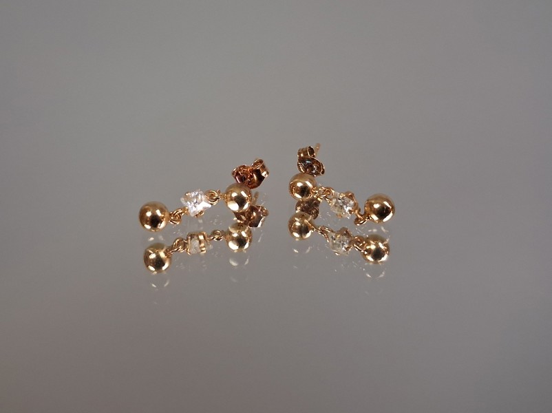 Öronhänge Ett par, 18K Guld, 1 gram inkl stenar, syratestat.