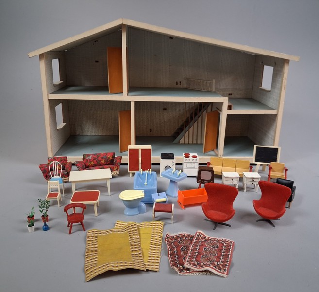 Dockhus Lundby med tillbehör. Bl.a 2 Fåtöljer "Ägget".