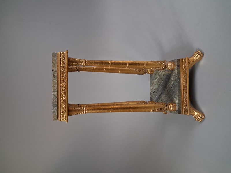 Piedestal. Bronserat trä med stenskivor.