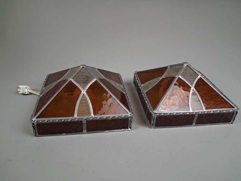 2 Lampor. Vägglampa. Blyinfattat glas.