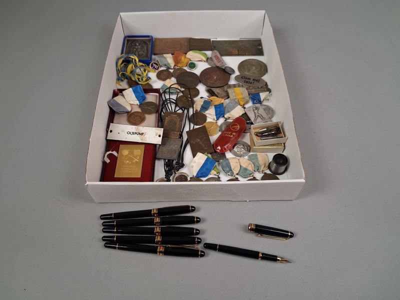 Diverse medaljer/pins m.m.