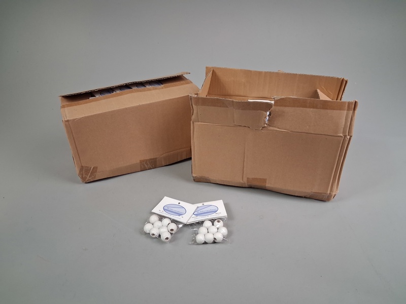 200 förpackningar vita träpärlor.