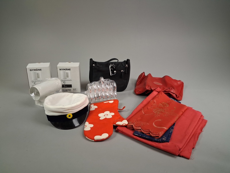 Diverse. Bl.a Studentmössa.