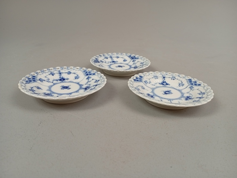 ROYAL COPENHAGEN. 3 Fat till äggkoppar, "Musselmalet", Helblond, Nr: 1145.