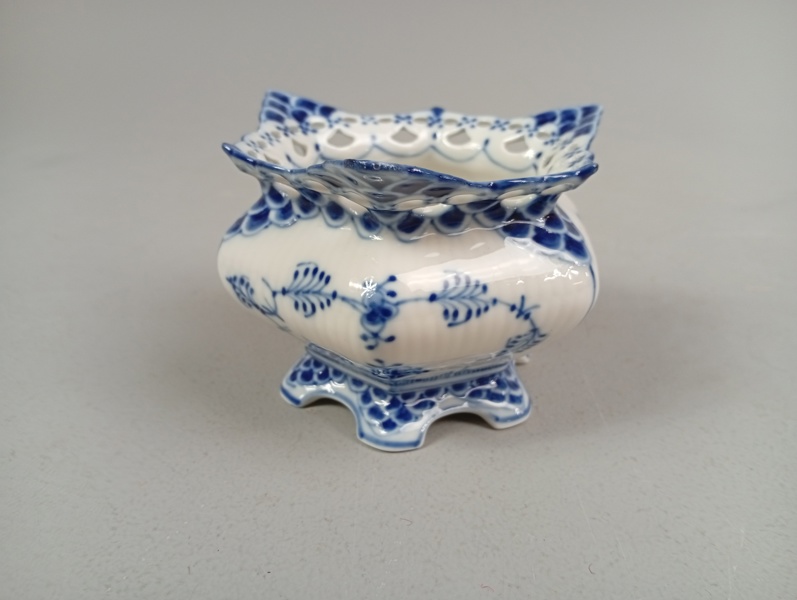 ROYAL COPENHAGEN. SOCKERSKÅL, "Musselmalet", Helblond, nr 1112.