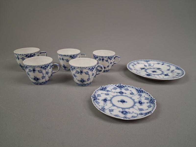 Diverse Musselmalet. Alla delar har skador.