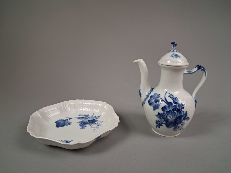 ROYAL COPENHAGEN. Kaffekanna & skål, "Blå Blomster".