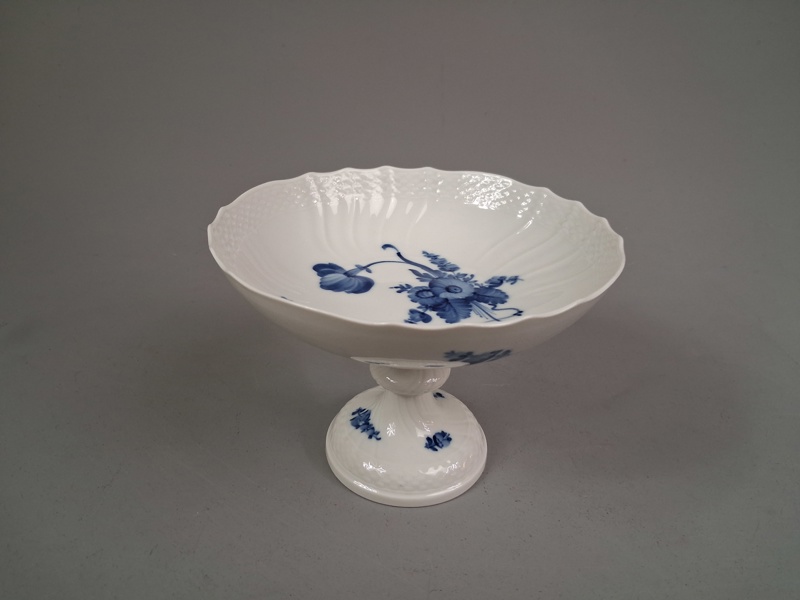 ROYAL COPENHAGEN. Fat på fot, "Blå Blomster".