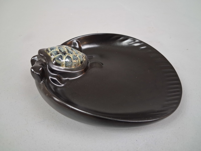 LILLEMOR MANNERHEIM. Fat med sköldpadda, "Mangania", Gefle/Upsala Ekeby, 1950-talet.