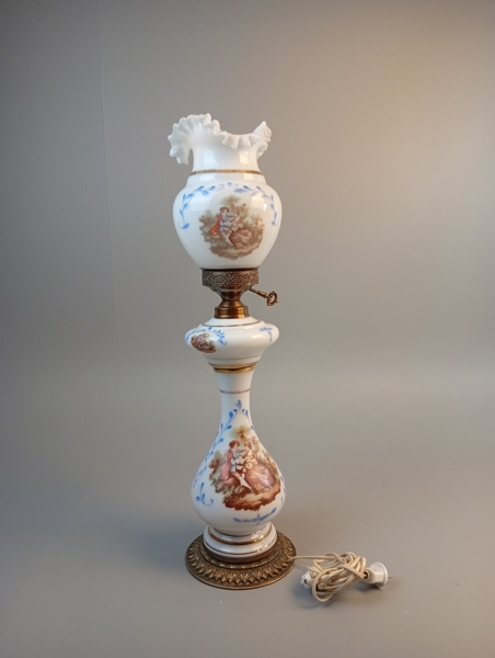 Bordslampa i form av fotogenlampa. Bemålat glas, fot av metall, 1900-talet.