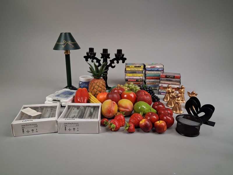 Diverse. Bl.a Plastfrukter, Kassettband m.m.