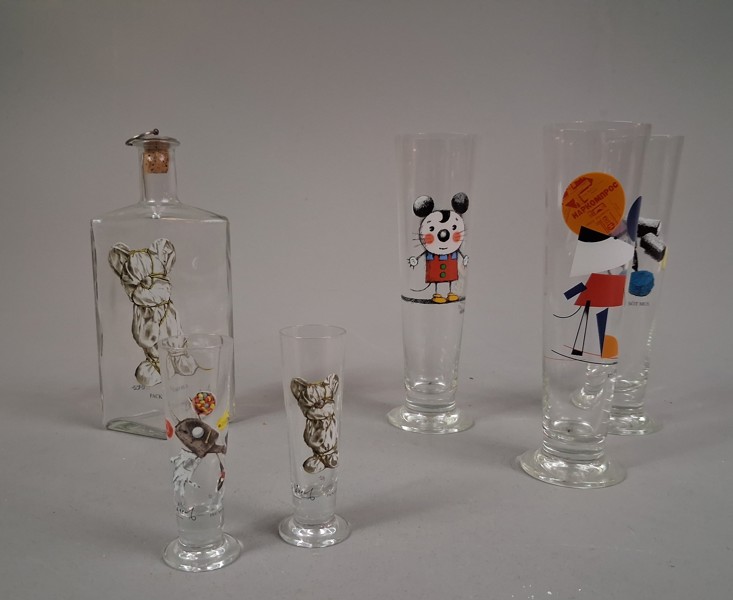 LASSE ÅBERG. 3 Ölglas, 2 snapsglas & 1 karaff.