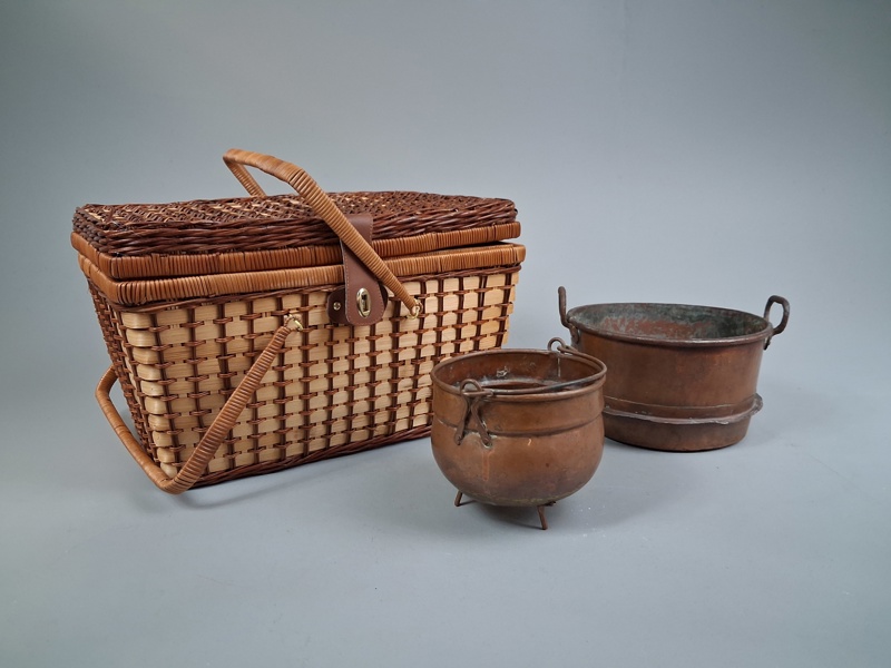 Picknickkorg utan innehåll & 2 koppar föremål.