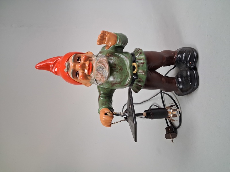 Tomte Heissner. Lykta är trasig.