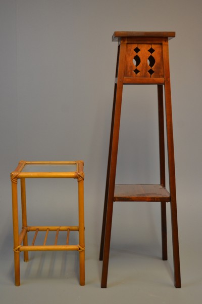 2 Piedestaler. Trä & rotting.