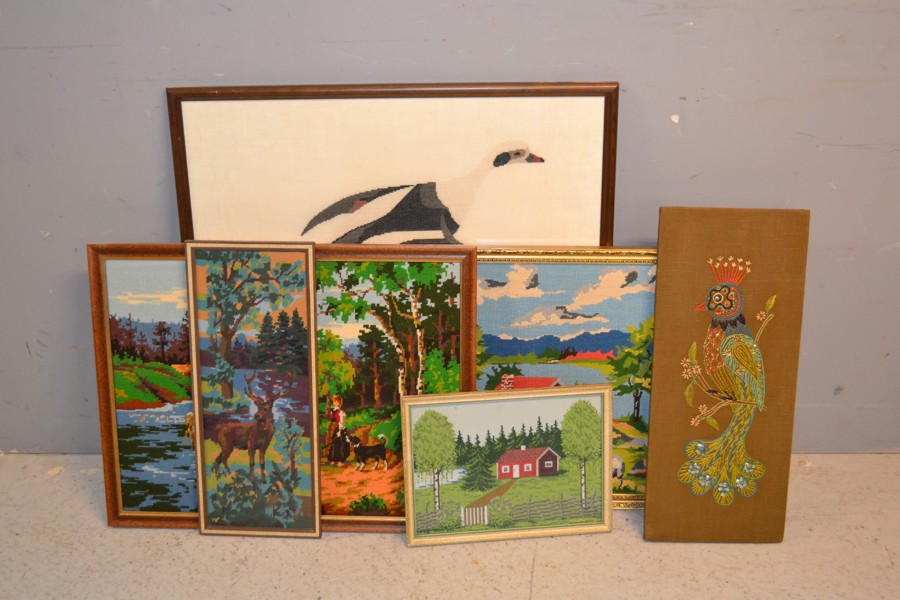 Diverse broderade tavlor.