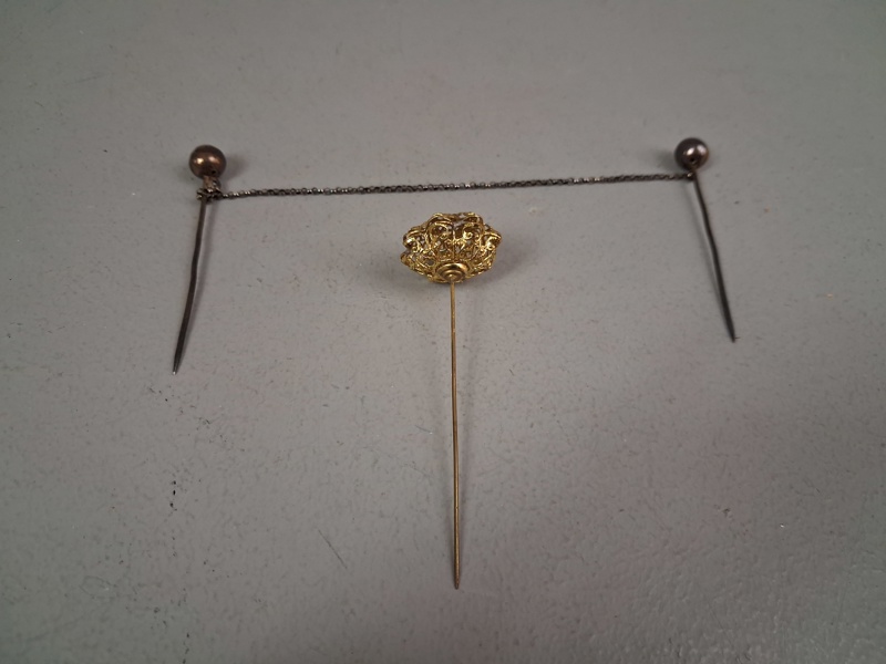 Dräktsmycke. Silver, 5,15gram, samt en hårnål.