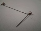 Dräktsmycke. Silver, 5,15gram, samt en hårnål.