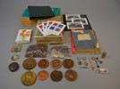 Diverse. Bl.a Frimärken, mynt, myntfickor, vykort, medaljer m.m.