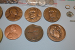 Diverse. Bl.a Frimärken, mynt, myntfickor, vykort, medaljer m.m.