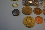 Diverse. Bl.a Frimärken, mynt, myntfickor, vykort, medaljer m.m.