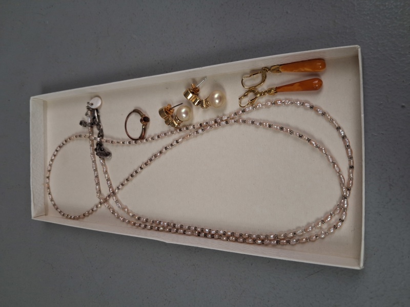 Diverse Bijouterier. Bl.a Ett par öronhänge med bärnsten, halsband med sötvattenpärlor m.m.