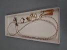 Diverse Bijouterier. Bl.a Ett par öronhänge med bärnsten, halsband med sötvattenpärlor m.m.