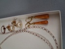 Diverse Bijouterier. Bl.a Ett par öronhänge med bärnsten, halsband med sötvattenpärlor m.m.
