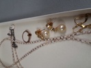 Diverse Bijouterier. Bl.a Ett par öronhänge med bärnsten, halsband med sötvattenpärlor m.m.