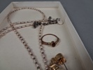 Diverse Bijouterier. Bl.a Ett par öronhänge med bärnsten, halsband med sötvattenpärlor m.m.