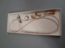 Diverse Bijouterier. Bl.a Ett par öronhänge med bärnsten, halsband med sötvattenpärlor m.m.