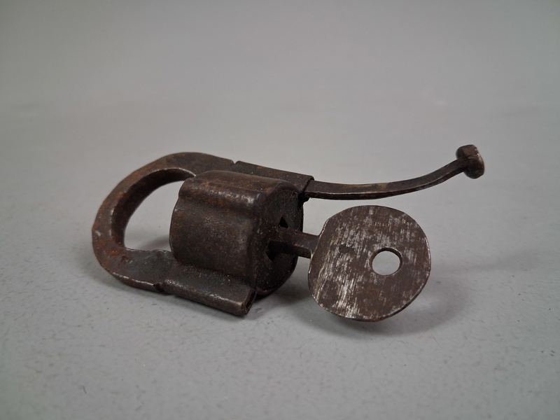 POLHEMSLÅS Med nyckel. Smide, 1800-talet.