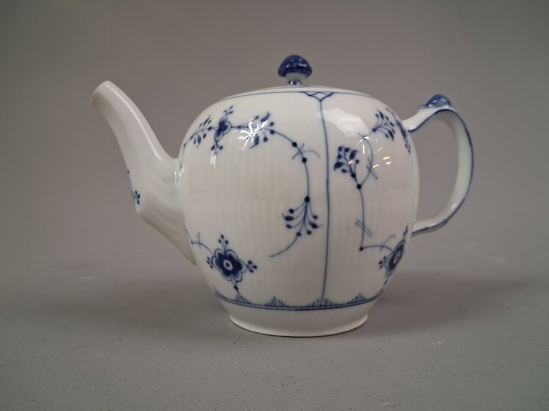 Royal Copenhagen. Tekanna, "Musselmalet", renoverad hällpip.