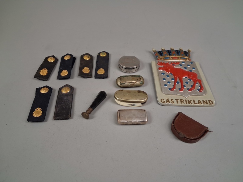 Diverse. Bl.a Snusdosor, Landskapsskylt Gästrikland, Axelklaffar Polis m.m.