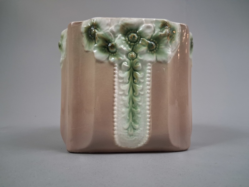 Kruka/ytterfoder. Majolika Jugend.