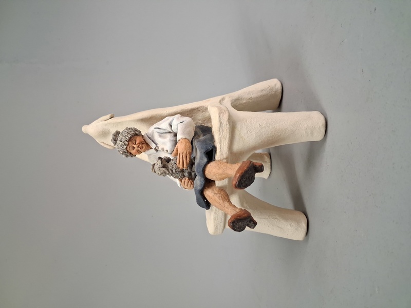 Figurin, stengods. Otydlig signatur.