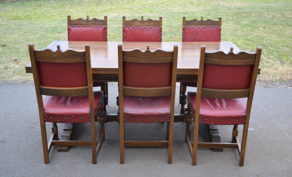 Matgrupp. Barock-stil, Ek, rött skinn.