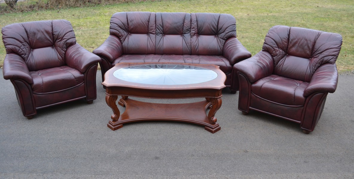 Soffgrupp med bord. Oxblodsfärgat skinn.