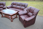 Soffgrupp med bord. Oxblodsfärgat skinn.