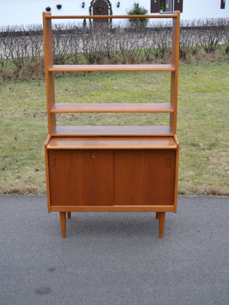 Teakhylla med underskåp. 1960-talet.