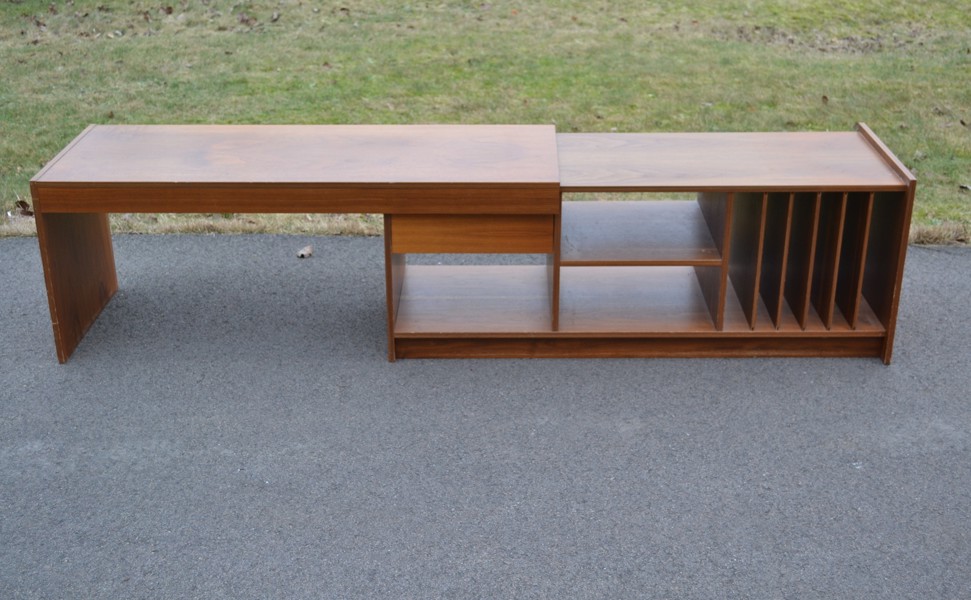 Stereobänk. Teakfaner, utdragbar, 1970-talet.