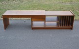 Stereobänk. Teakfaner, utdragbar, 1970-talet.