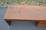 Stereobänk. Teakfaner, utdragbar, 1970-talet.