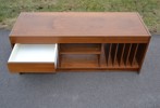 Stereobänk. Teakfaner, utdragbar, 1970-talet.